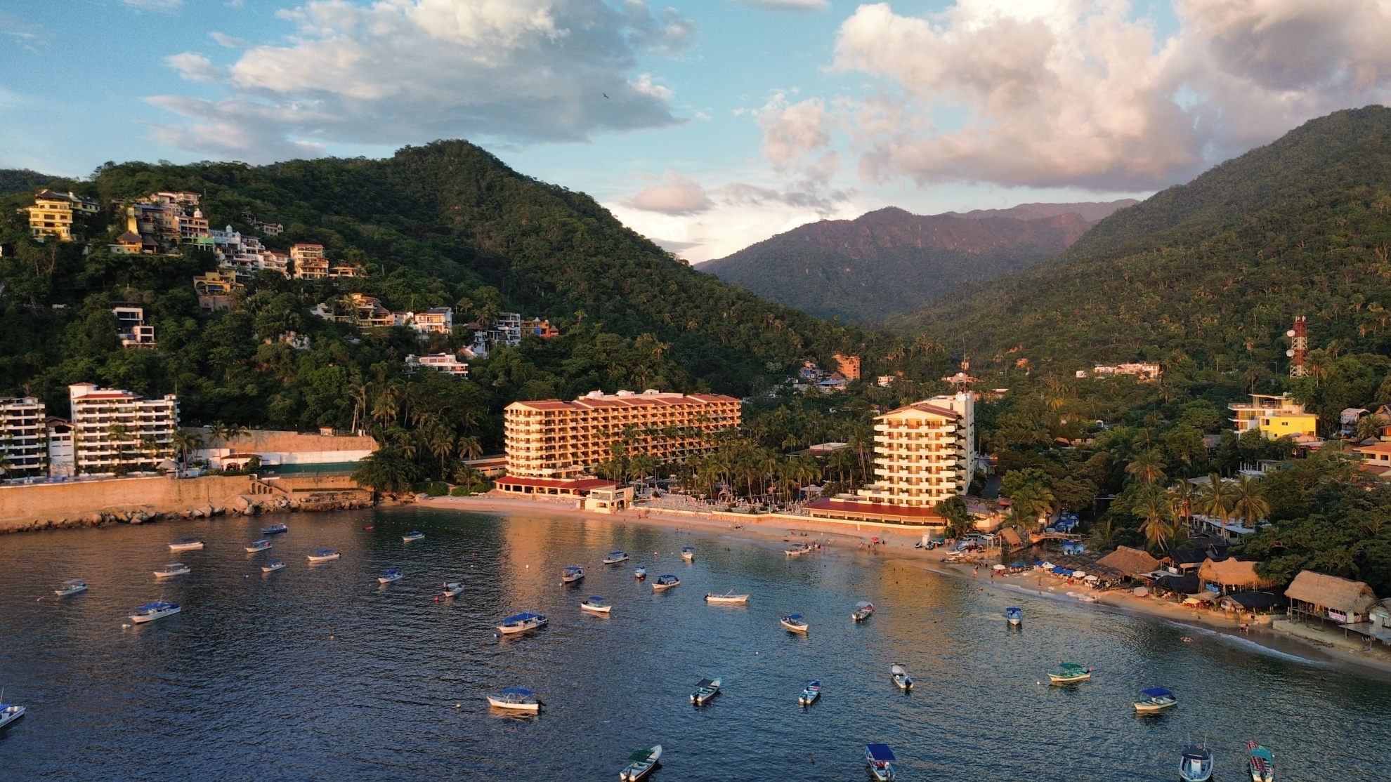 Playa Mismaloya: historia, selva y mar en un solo lugar