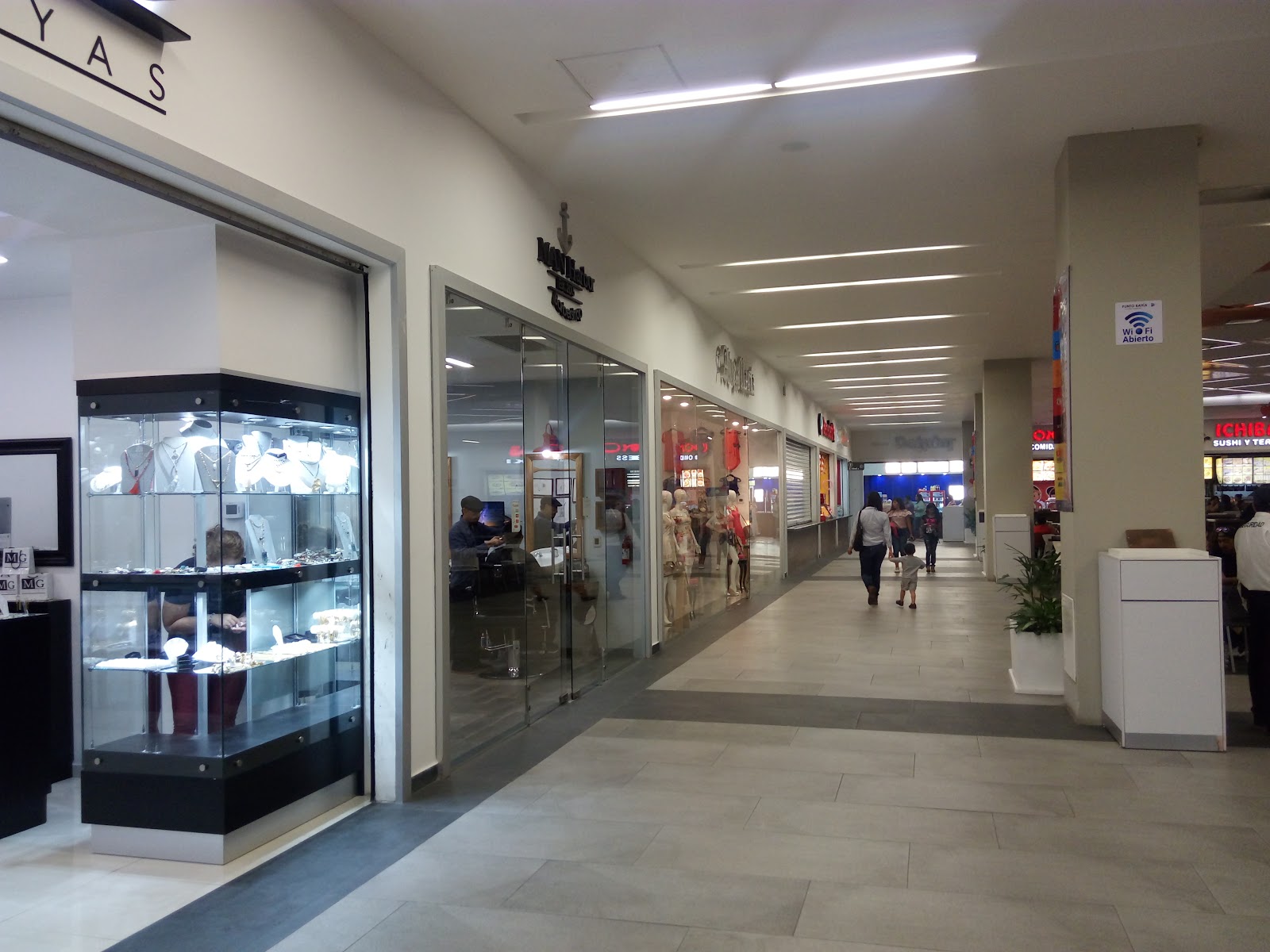 Centro Comercial Punto Bahía