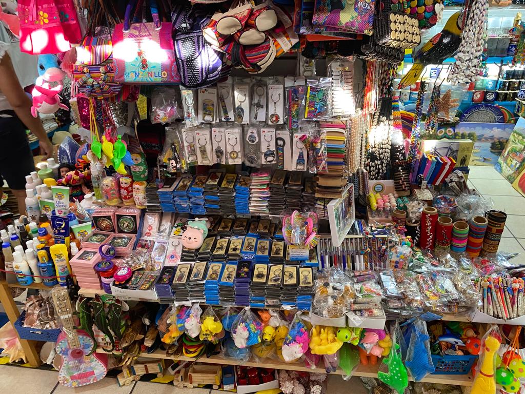 Mercado De Artesanías Y Ropa De Playa