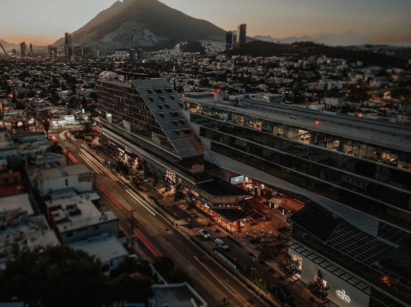 Punto Valle, The Town Center